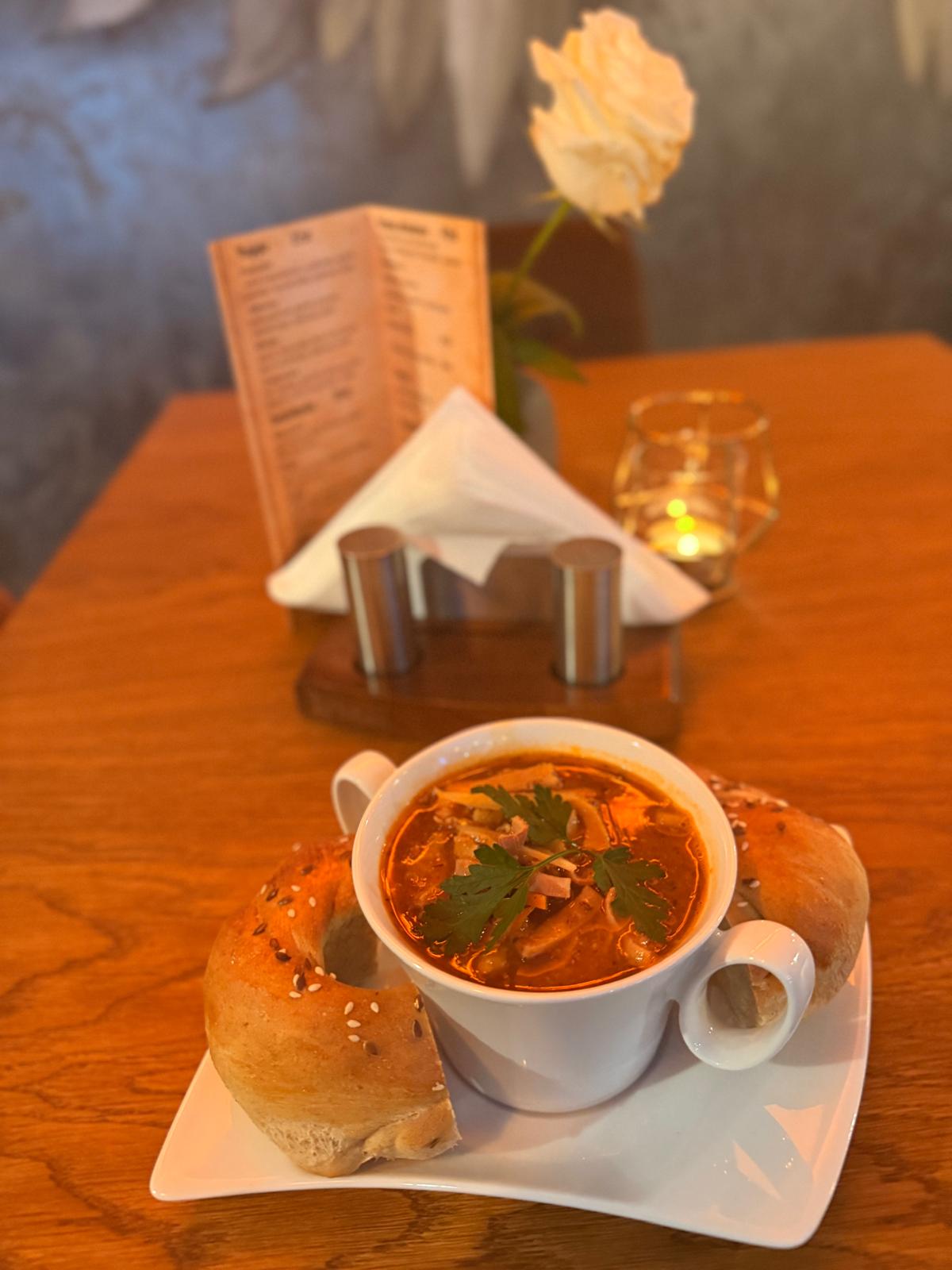 Flaki wieprzowe podawane z rzemieślniczym bajglem