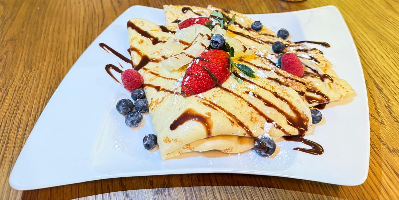 Naleśniki z twarożkiem truskawkowym i pistacją