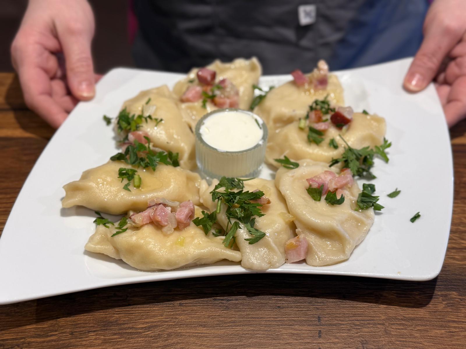 Domowe pierogi ruskie z okrasą i śmietaną