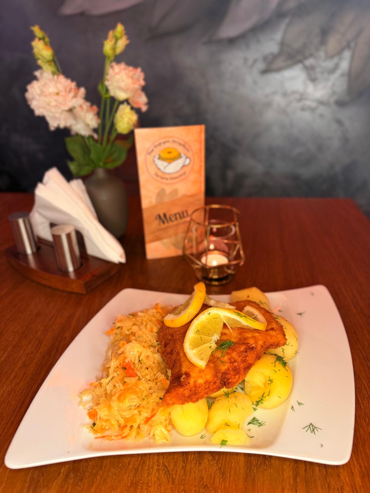 Panierowana Miruna Nowozelandzka z ziemniakami i kapustą