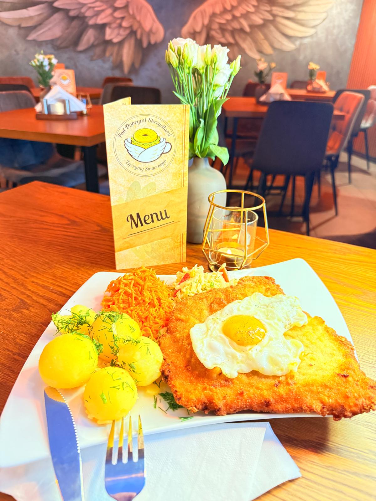 Sznycel z jajkiem sadzonym i ziemniakami